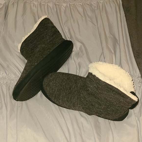 BRAND NEW Isotoner Slippers size L